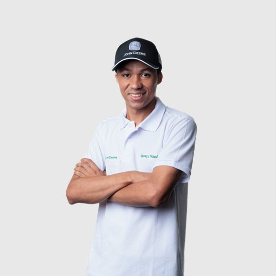 Anderson Martins de braços cruzados vestindo um boné preto e uma camisa branca.