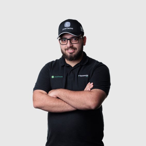 Andre Luigi de óculos com braços cruzados vestindo um boné preto e uma camisa preta.
