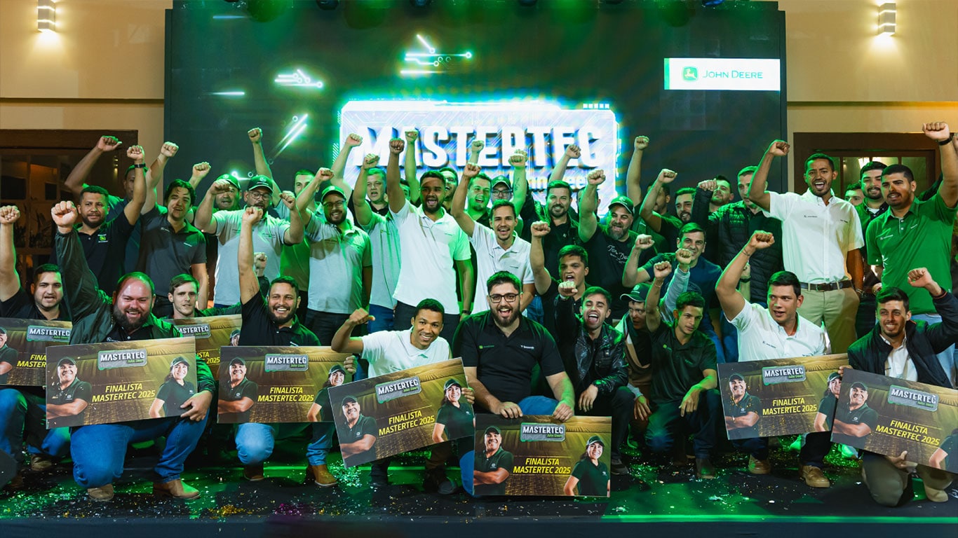 Foto da semifinal do Mastertec , com os participantes levantando os braços.