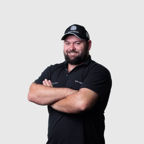 Maicol Fernando com braços cruzados vestindo um boné preto e uma camisa preta.