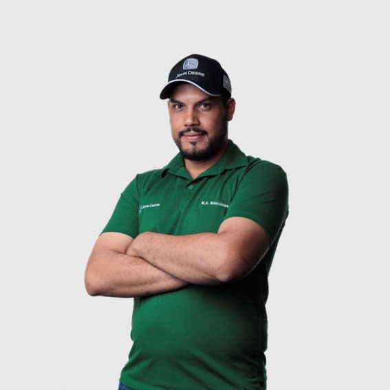 Rafael Dias com braços cruzados vestindo um boné preto e uma camisa preta.