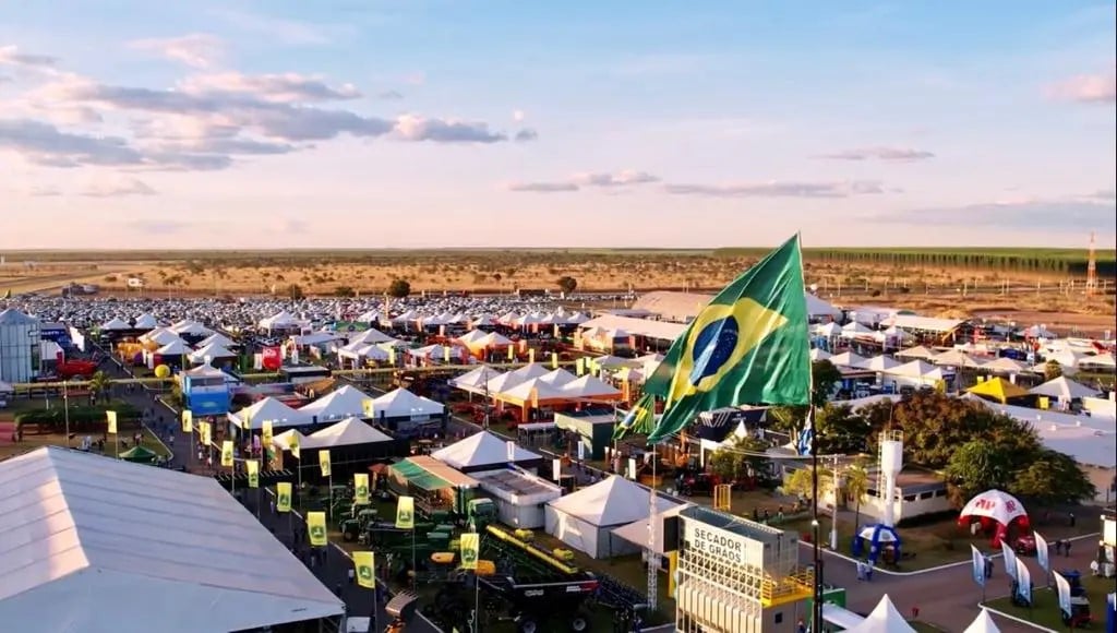 Imagem aérea da feira com a bandeira do Brasil e stands
