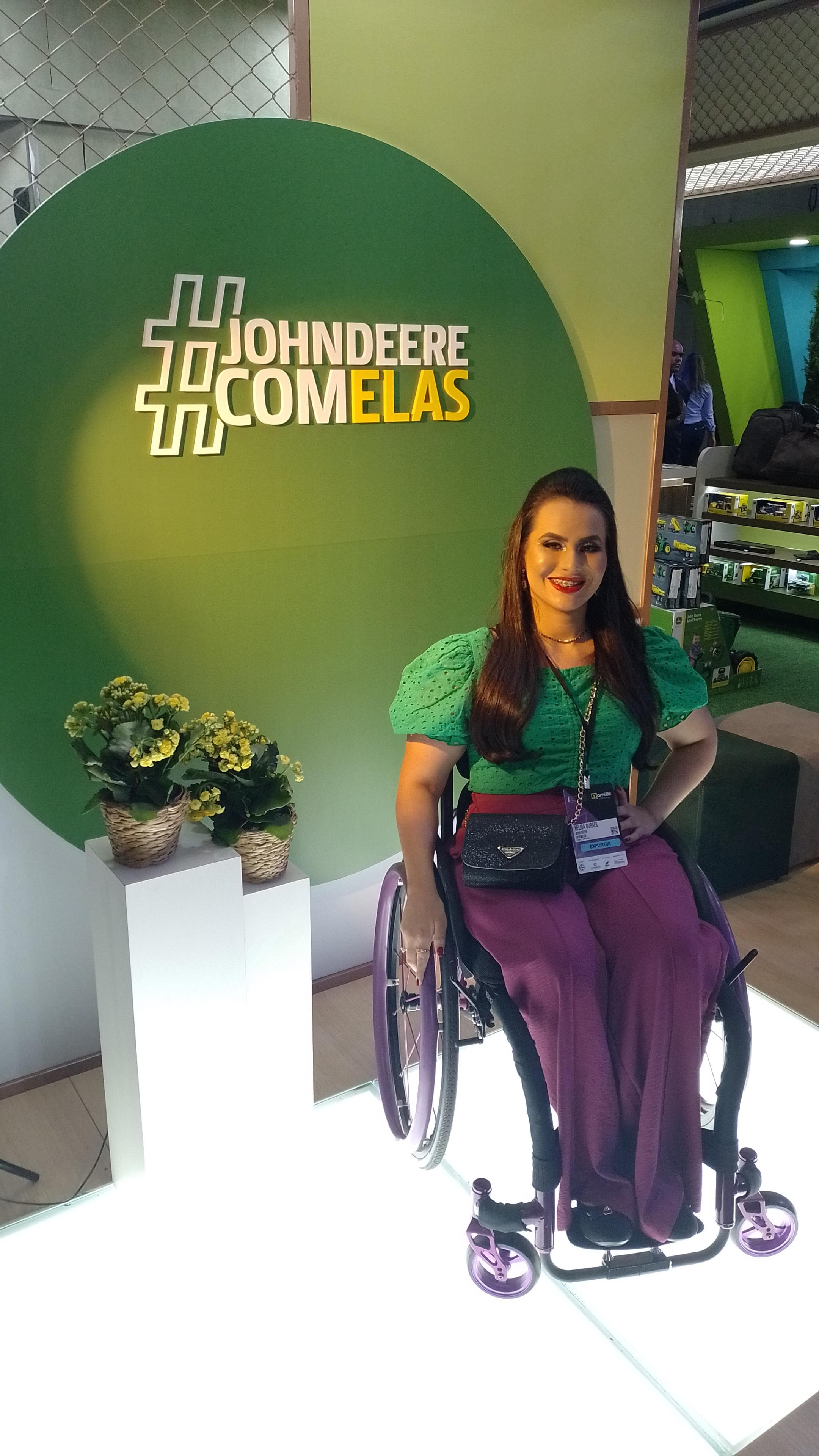 Funcionária John Deere em sua cadeira de roda no estande do Congresso das mulheres de 2022