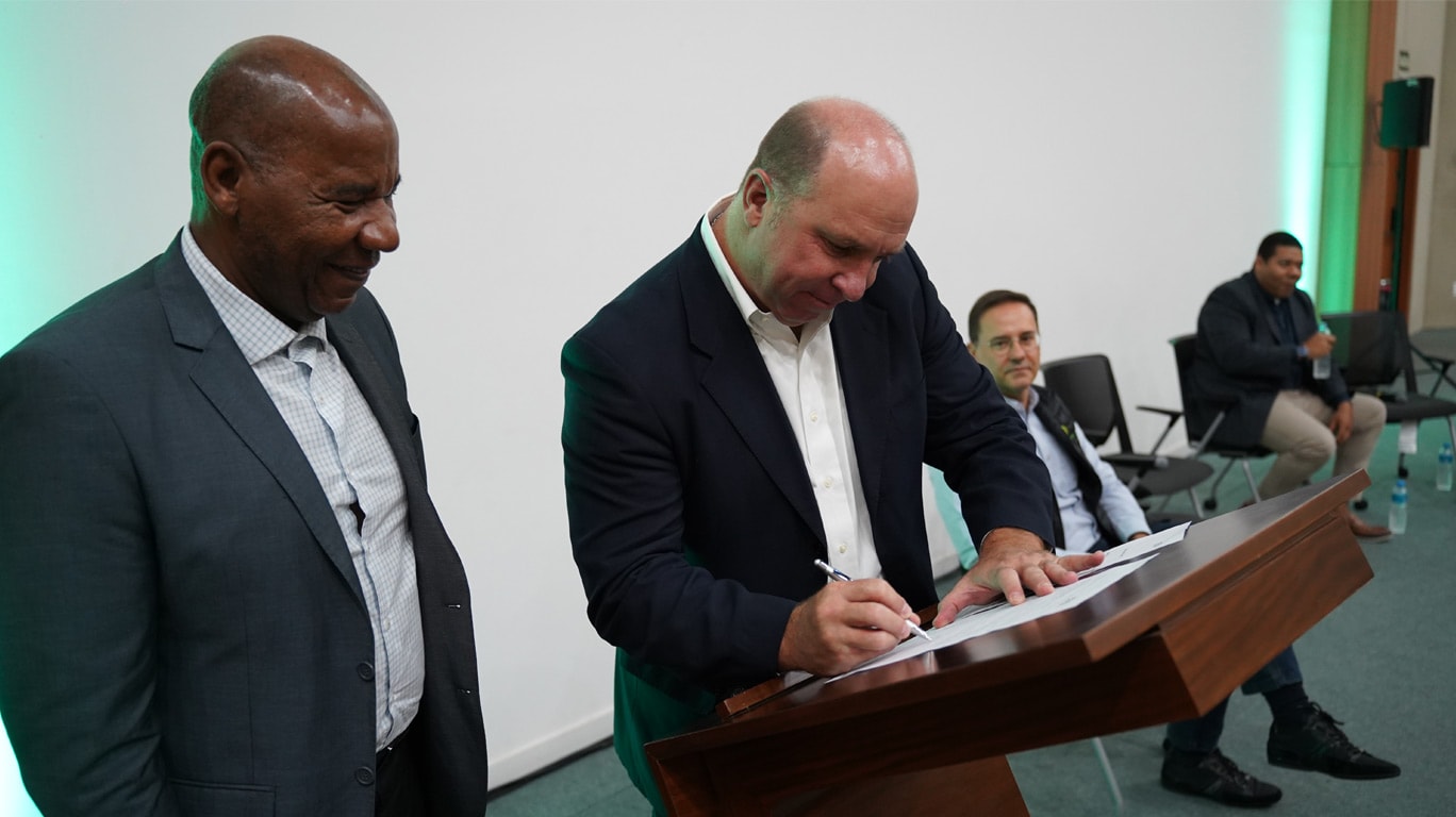 Antonio Carrere, vice-presidente de Marketing e Vendas para a América Latina assinando adesão à Iniciativa Empresarial pela Igualdade Racial ao lado do  reitor da Universidade Zumbi dos Palmares, José Vicente.