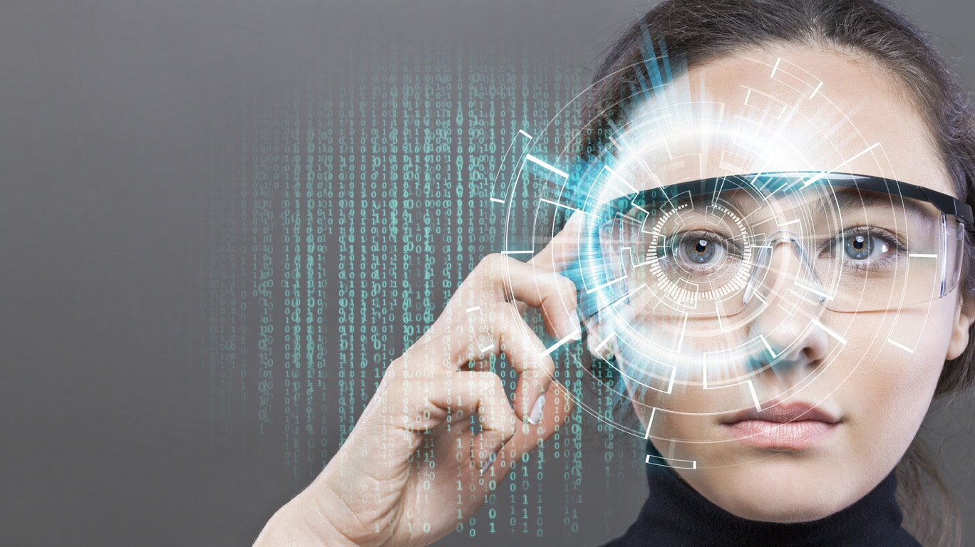 Mulher com óculos exibindo raios de tecnologia