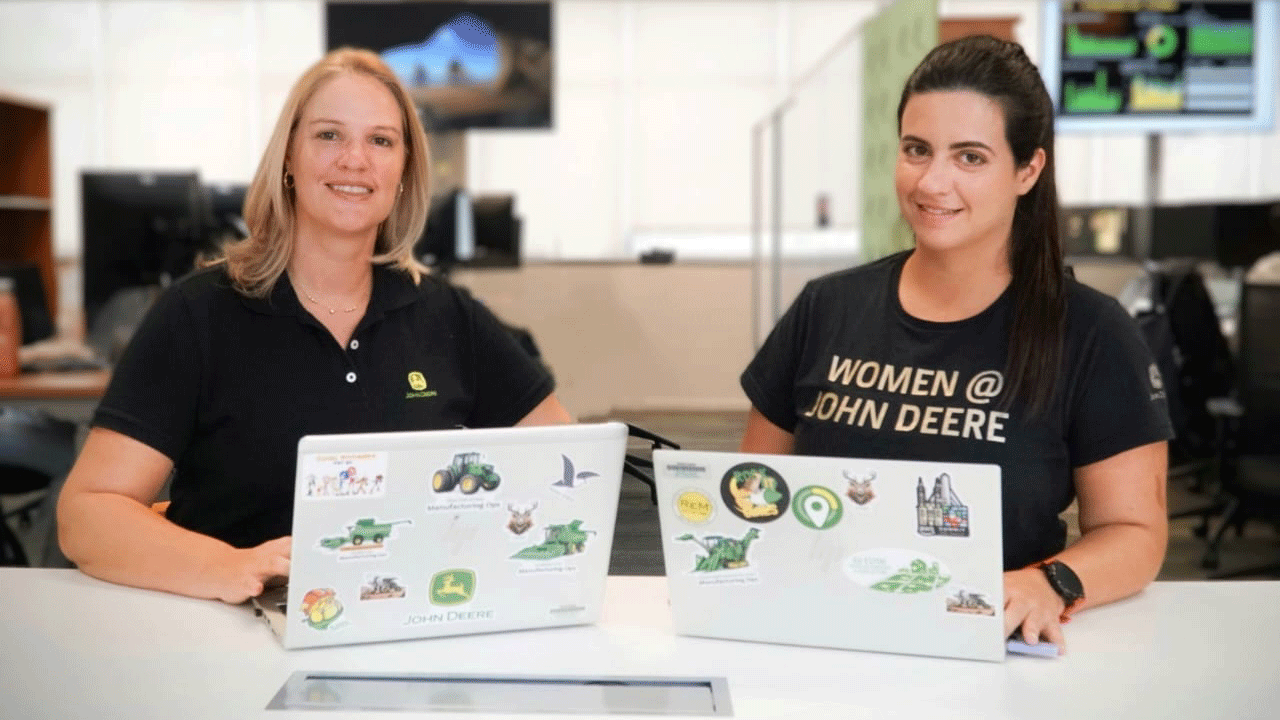 Daniele Martinatti e Sheila Araújo no Escritório Regional enfrente aos notebooks.