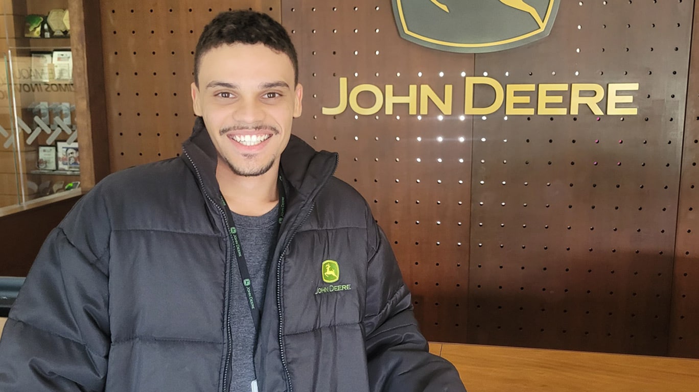 João Guilherme de Lima Almeida (20), estagiário do Instituto John&nbsp;Deere