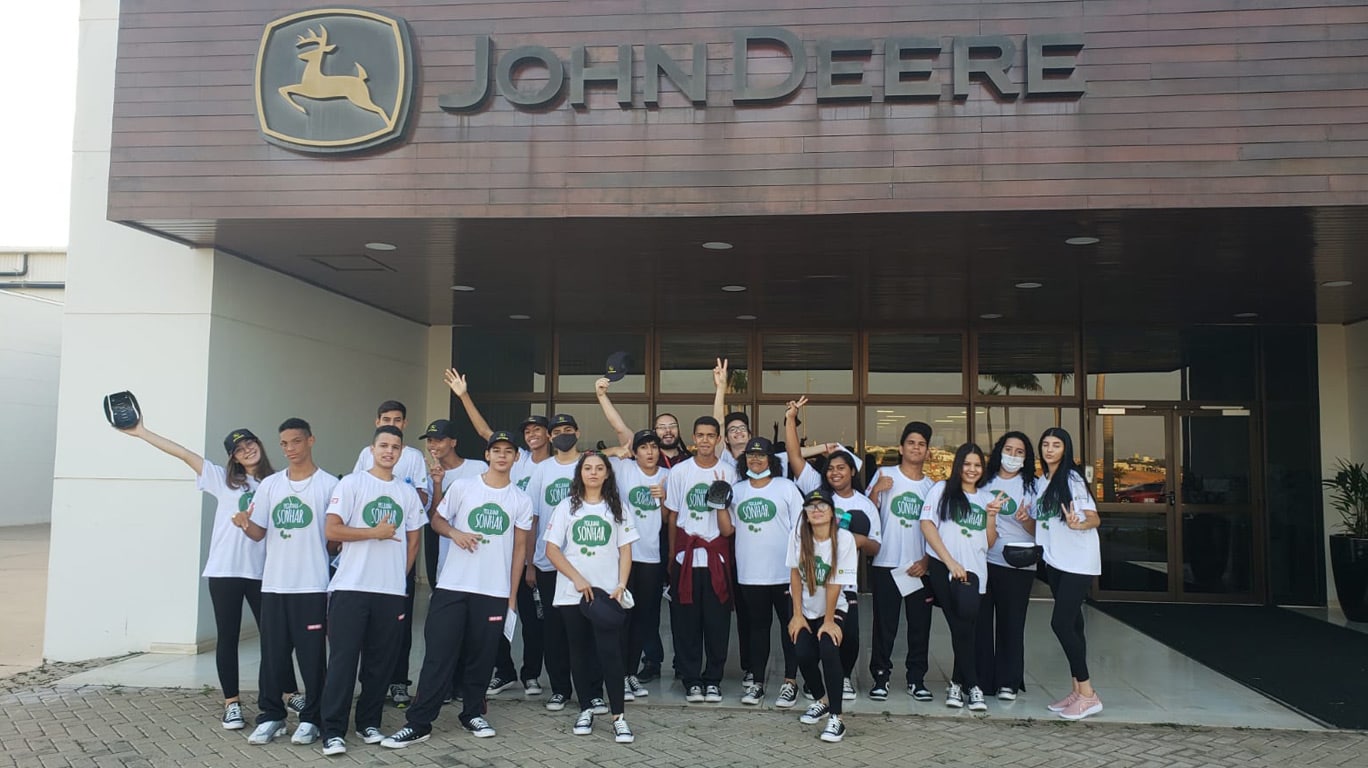 Turma de alunos reunidos na Fábrica da John&nbsp;Deere