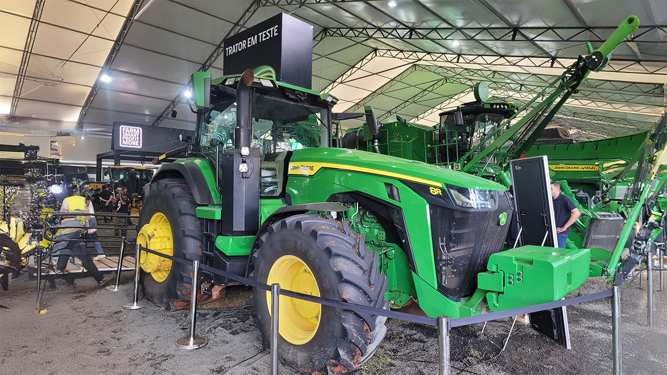 Trator John Deere 8R em exibição na área de exposição da Agrishow.