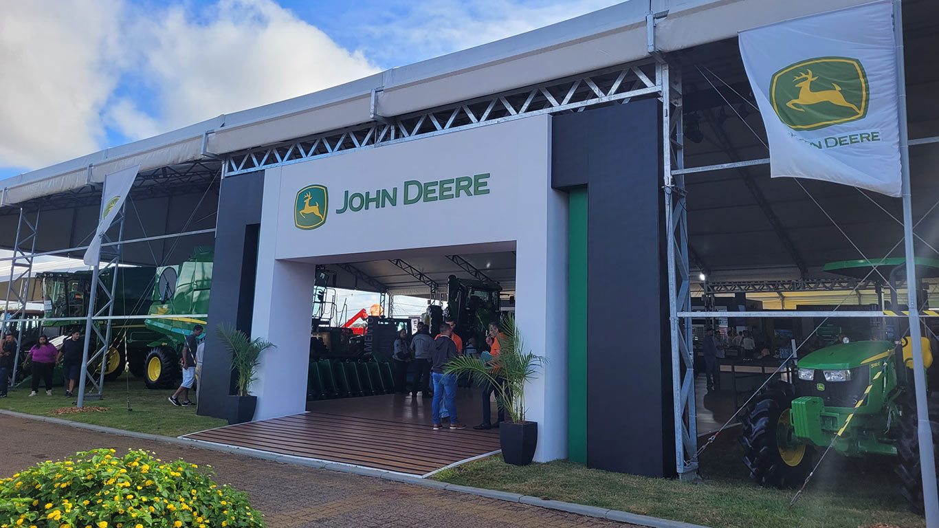 Esta imagem mostra a entrada com o logo do estande da John Deere na Feira Expodireto Cotrijal. 