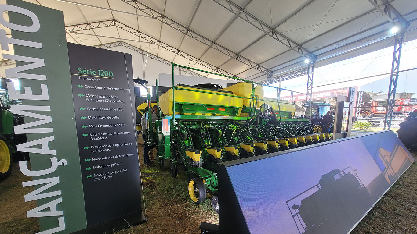 Esta imagem mostra um dos lançamentos apresentados da Feira Expodireto Cotrija que é a plantadeira 1200.