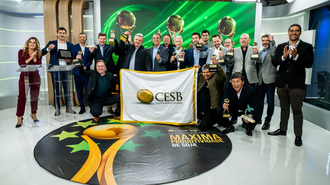 Na imagem é possível ver todos os ganhadores do prêmio CESB com seus troféus comemorando a premiação.
