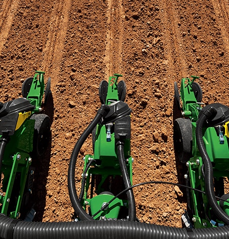 Plantio e semeadura de um campo com a plantadeira John Deere Série 1700