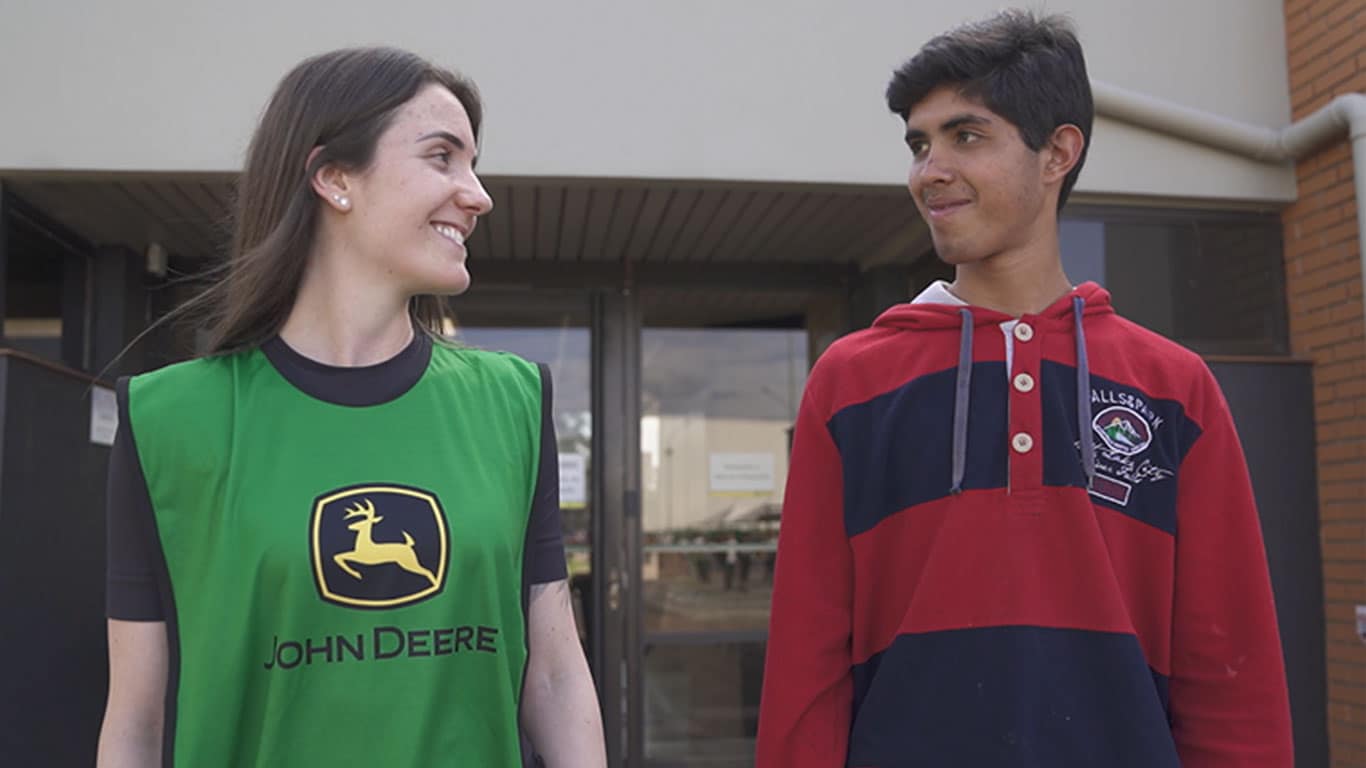 Voluntários durante ação educativa e lúdica em instituição de inclusão social