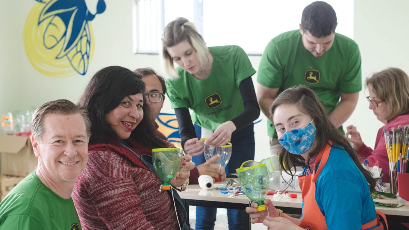 Voluntários durante ação educativa e lúdica em instituição de inclusão social