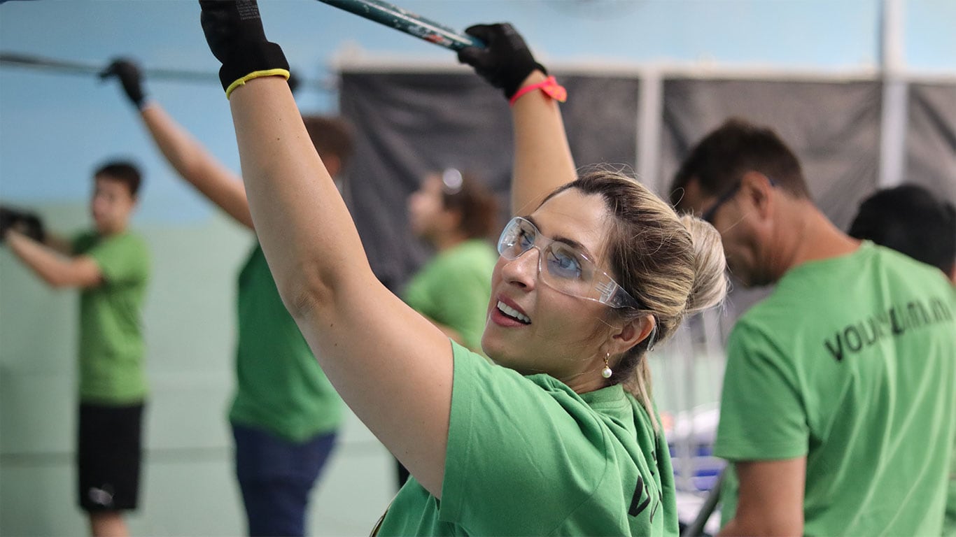 Dois voluntários John Deere em ação de pintura em escola