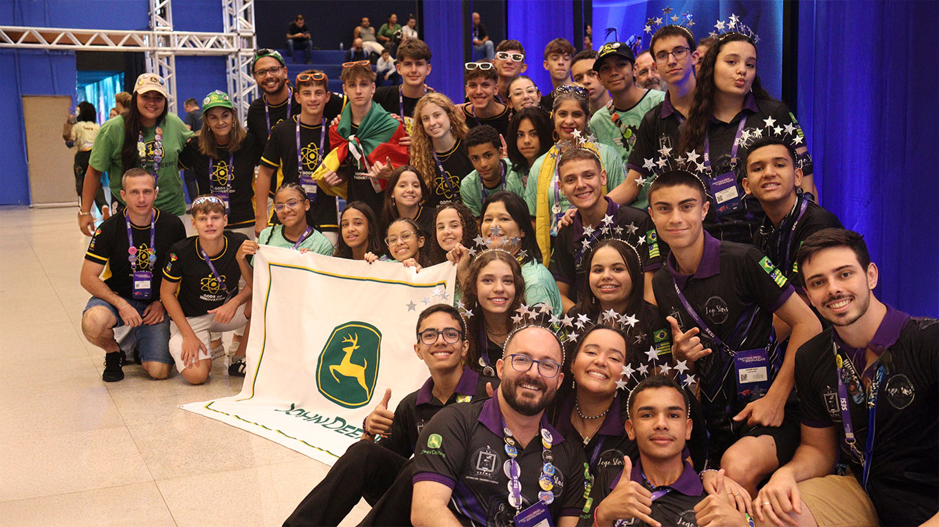 grupo de voluntários da John&nbsp;Deere em uma competição de robótica
