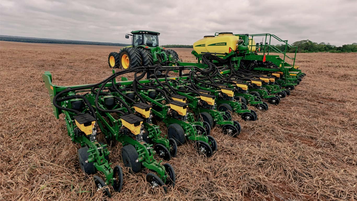 Homem automatizando maquina através da tecnologia john deere