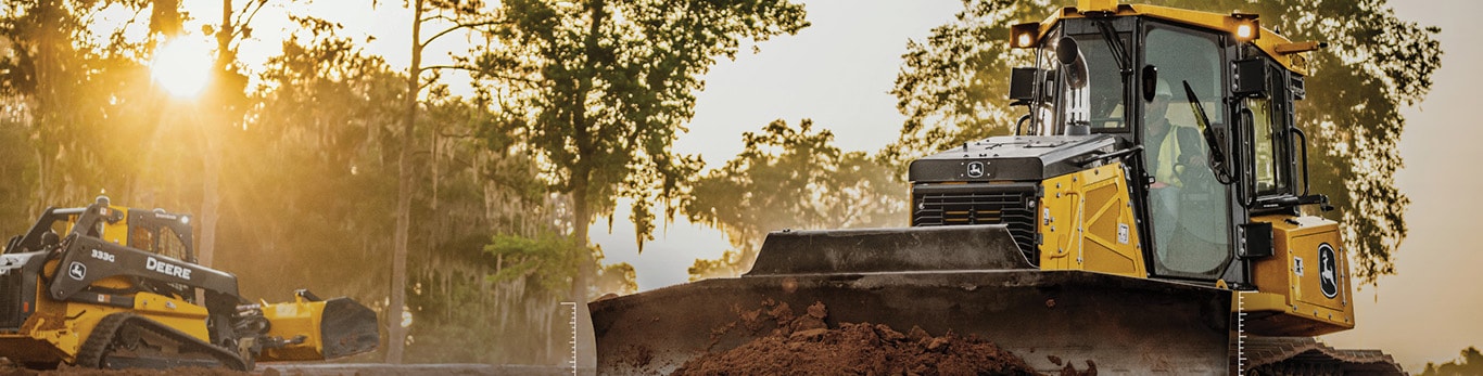 Veículo de construção John Deere nivelando a sujeira