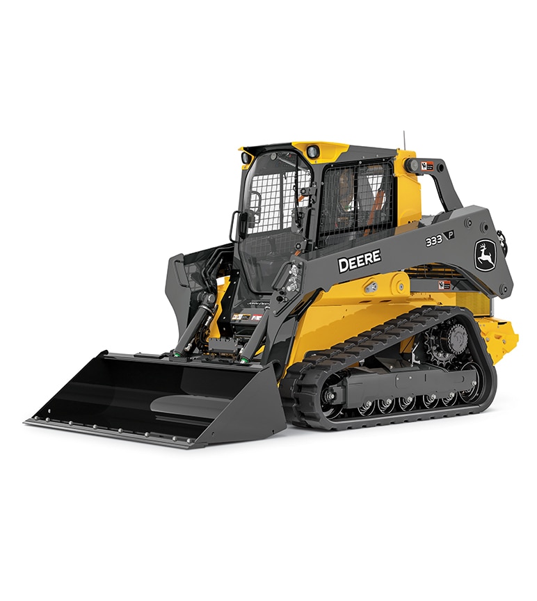 Pá-carregadeira de esteira compacta 333G John Deere amarela e preta com um kit de instalação em campo da caçamba dianteira.