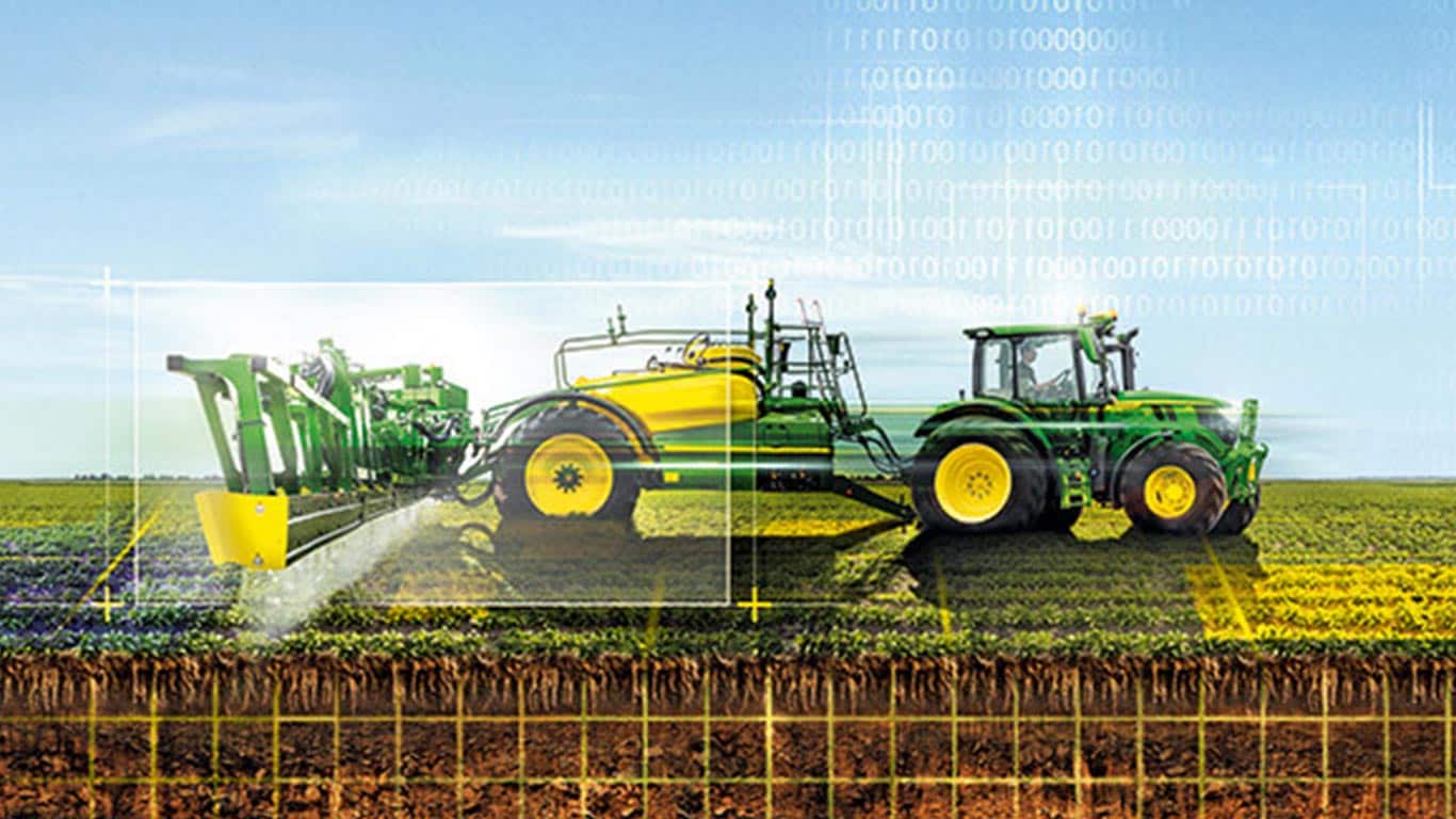 Tratores verdes e amarelos pulverizando culturas em um campo com elementos de sobreposição digital
