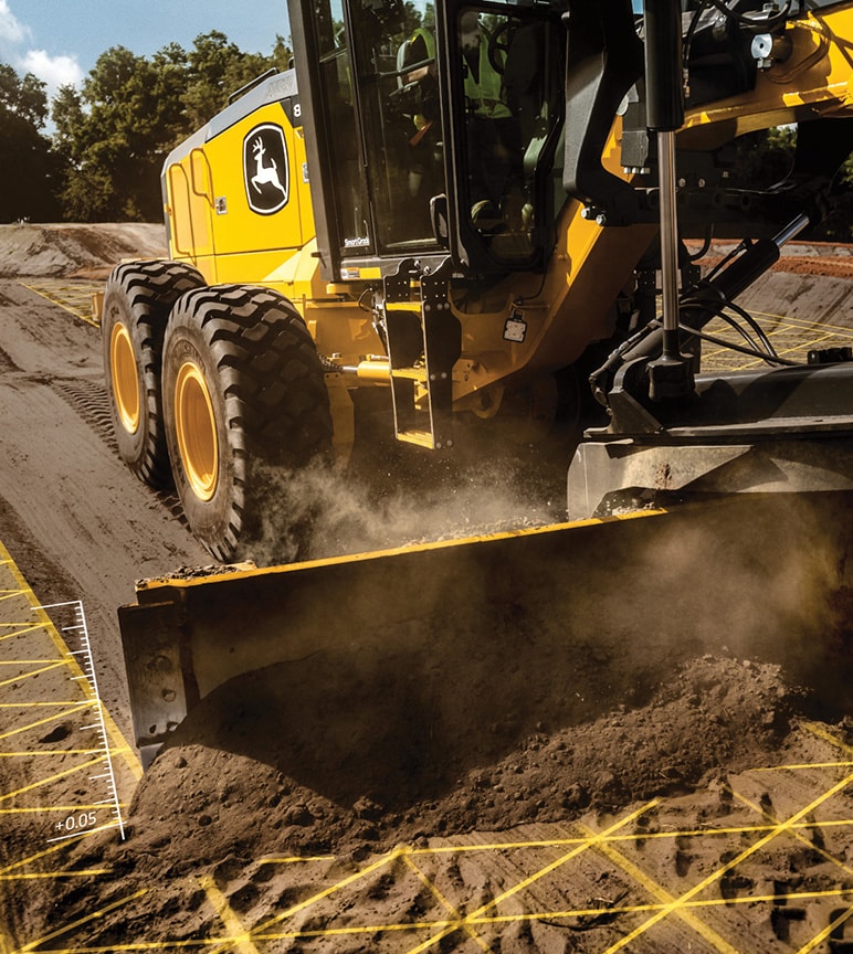 Equipamentos para construção da Deere nivelando a superfície