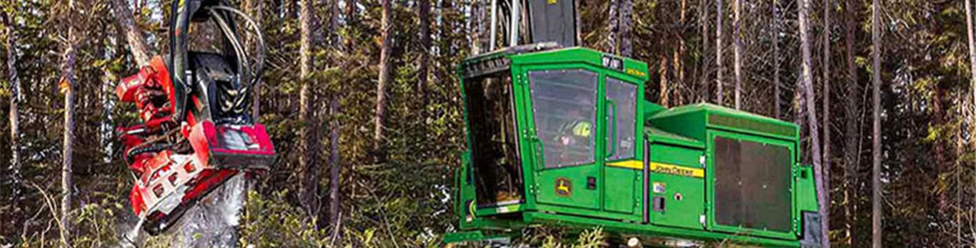 O IBC na Harvesters de Esteiras John Deere funciona em uma área arborizada