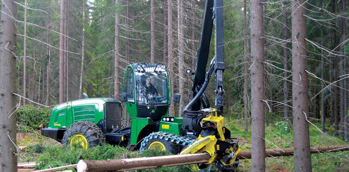 Imagem do Harvester de Pneus 1070E em operação.