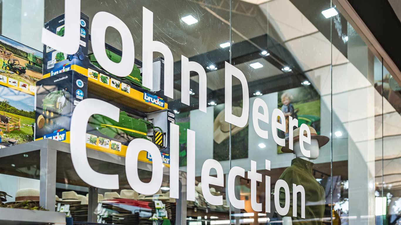 Fachada de uma John Deere Store com o nome "John Deere Collection"