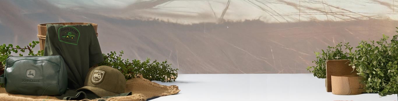 Fundo cinza com acessórios e vestuário John Deere em ambos os lados, com o meio em branco.