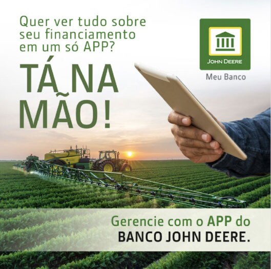 Imagem do tablet de fixação manual com o trator pulverizando um campo em segundo plano. O texto diz: Quer ver tudo sobre eles? TÁ NA MÃO! Consulte e com o APP do BANCO JOHN DEERE. Com o ícone do aplicativo Meu Banco.