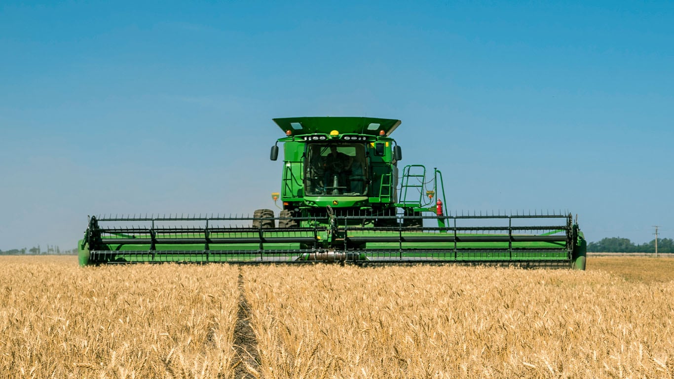 Colheitadeira John Deere.