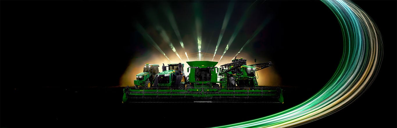 Máquinas John Deere lado a lado em um fundo preto.