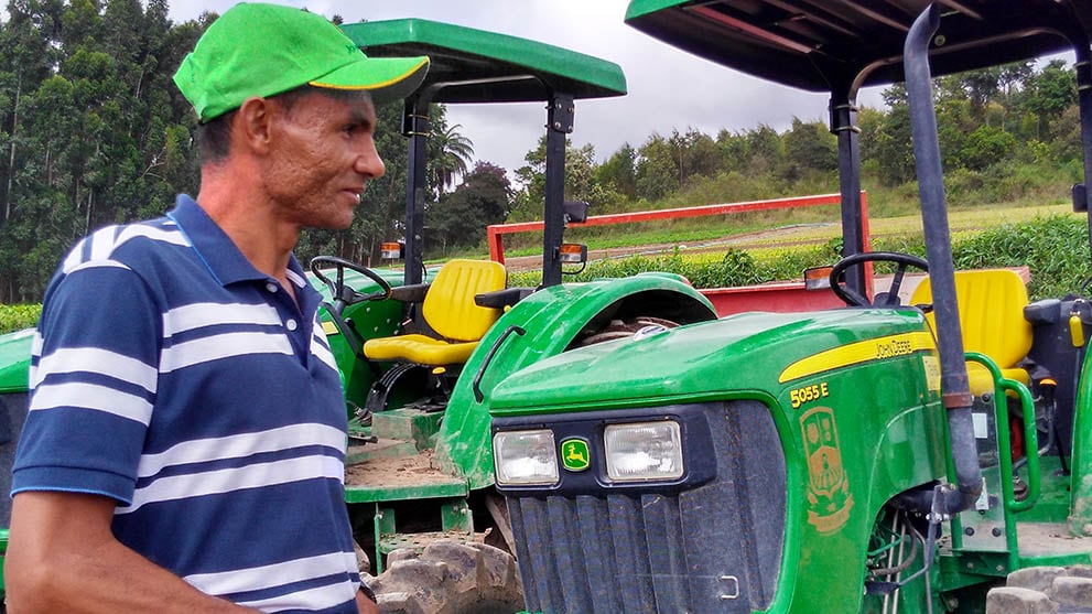 Carlos Roberto Ventura com seu Trator 5055E