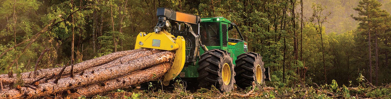 Linha de equipamentos florestais. Skidder em trabalho na floresta.