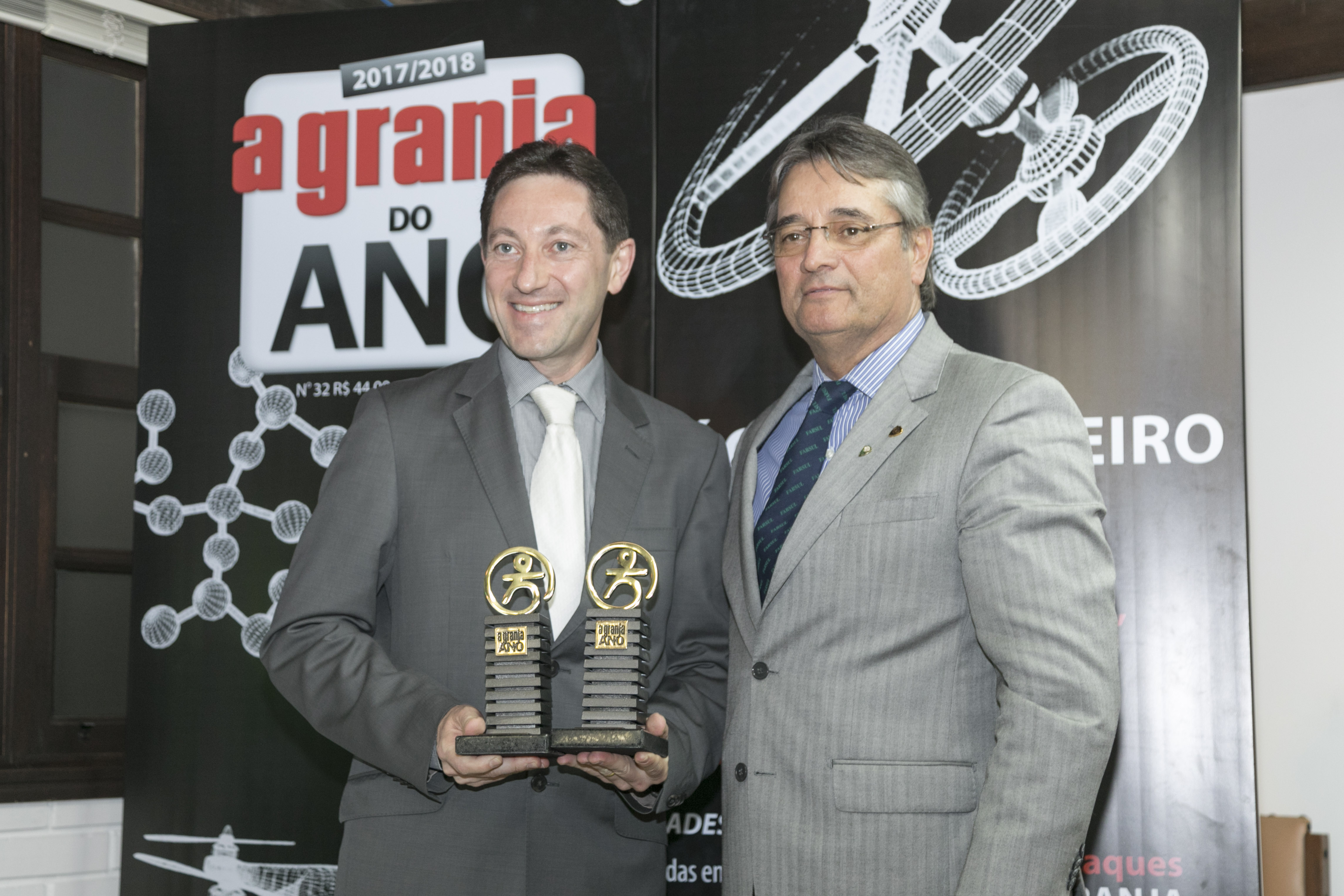 À direita, Jackson Schneider, gerente de Marketing Tático John Deere, durante entrega do prêmio. (Foto: Divulgação)