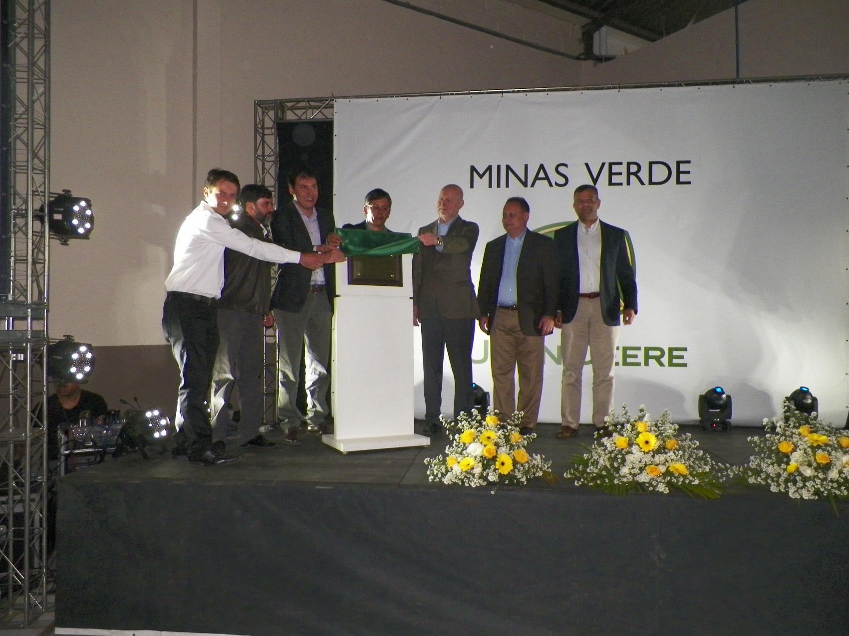 Cerimônia de descerramento da placa contou com representantes da John Deere e Minas Verde. (Foto: Divulgação)