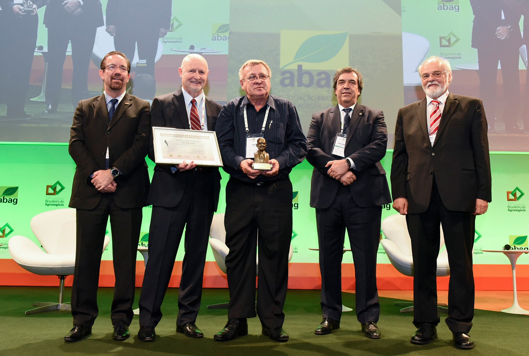 João Kluthcouski, com o troféu ao centro, ao lado de Paulo Herrmann (à esquerda) e demais representantes do evento. (Foto: Gerardo Lazzari)