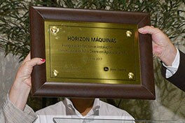 Descerramento da placa inaugural marcou o início das operações pós-ampliação da Horizon Máquinas em Apucarana/PR. (Foto: Divulgação)