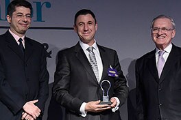 Alex Foessel (ao centro), diretor do Centro Latino-Americano de Tecnologia e Inovação (LATIC) da John Deere, durante entrega do troféu. (Foto: Divulgação)