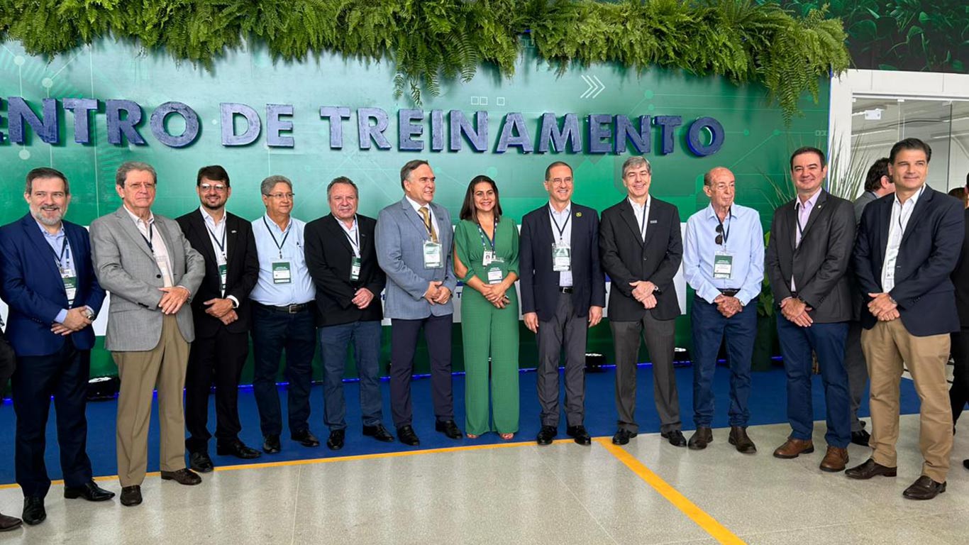 Pessoas na inauguração no do Centro de Treinamento