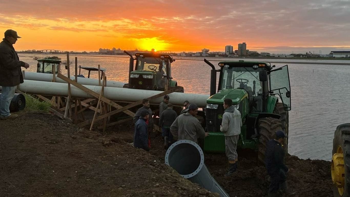 Tratores da John Deere trabalhando em conjunto para ajudar a população