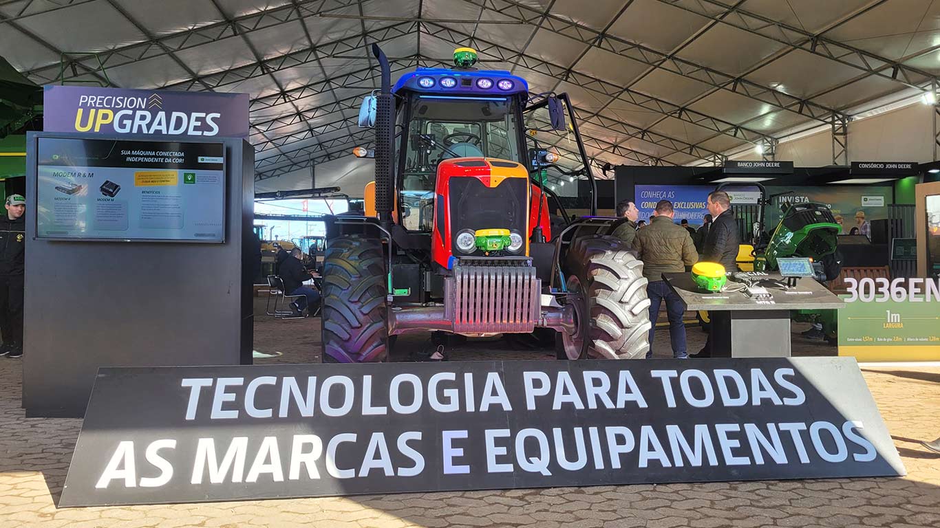 Imagem da entrada do estande da John Deere na feira Expointer 2024.