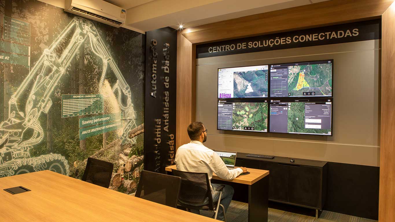 Centro de soluções conectadas com várias telas de monitoramento em tempo real