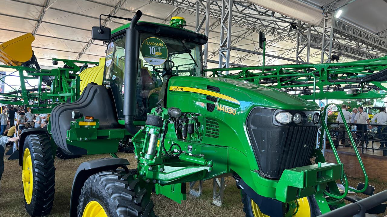 Pulverizador no stande da John&nbsp;Deere.