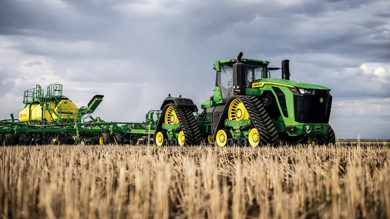 Trator 9RX em campo.