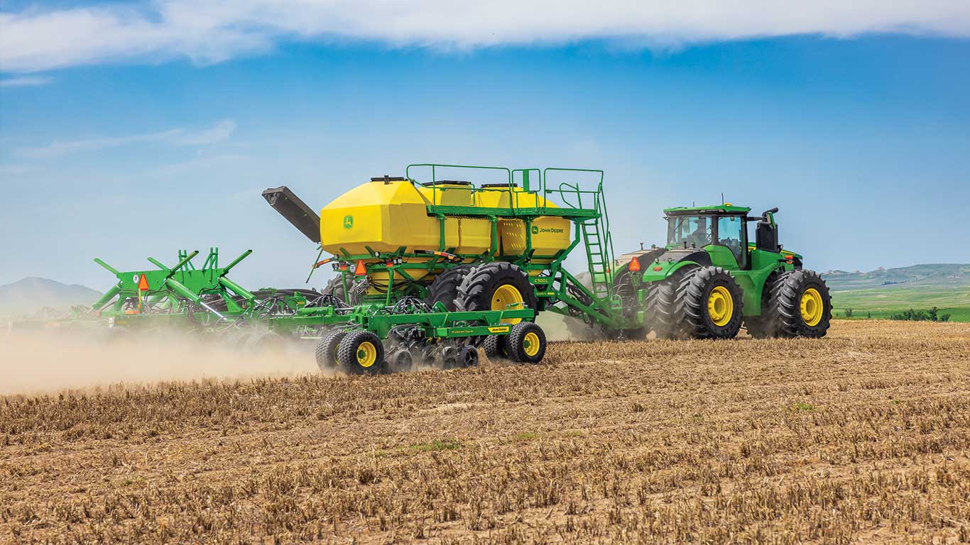 Trator 9RX em campo.