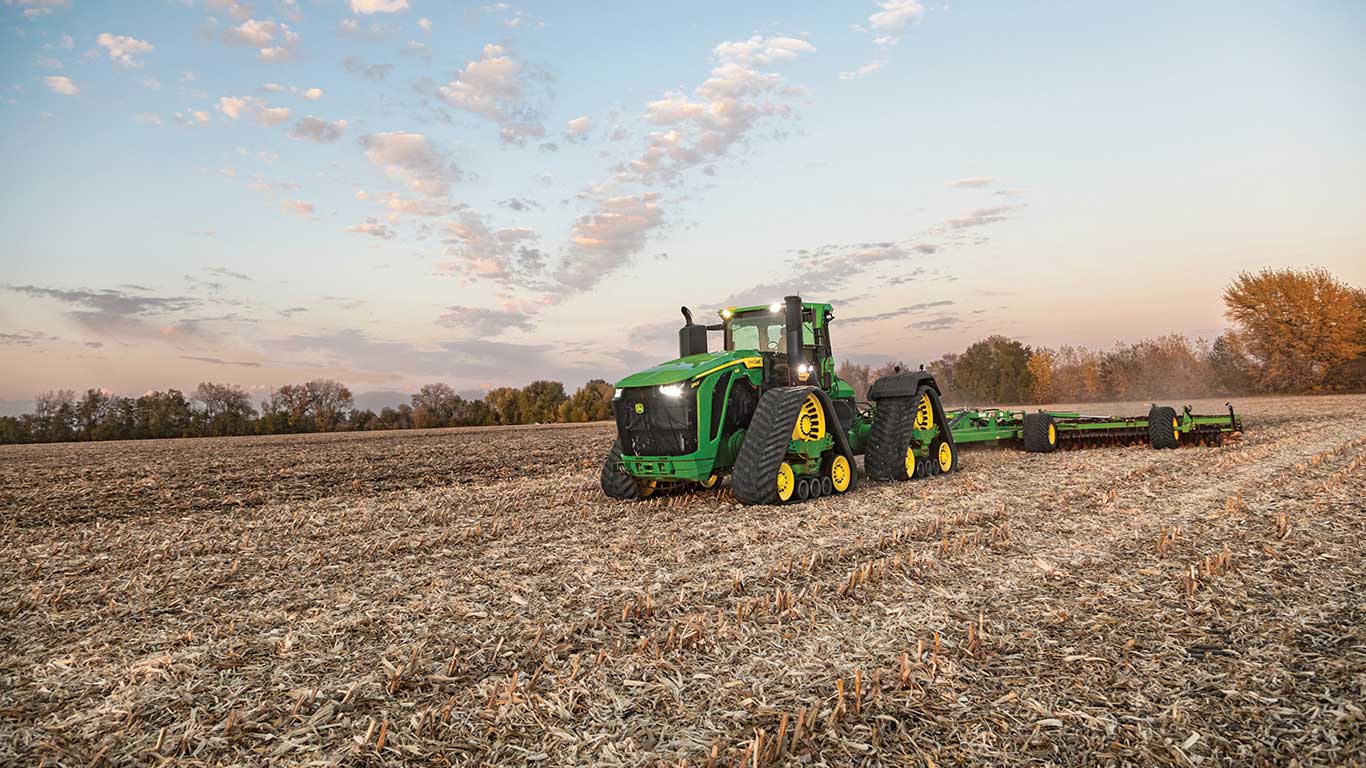 Trator 9RX em campo.