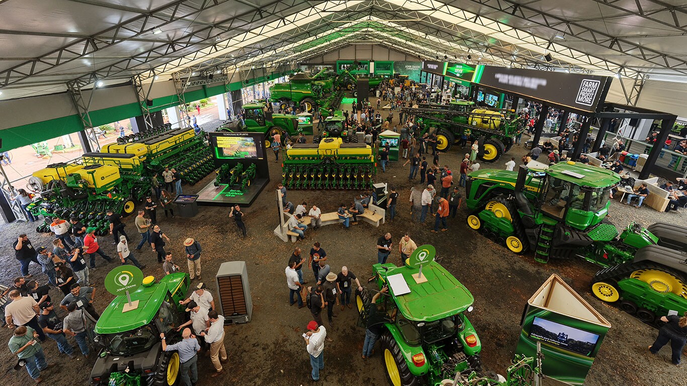 uma visão aérea do estande da John&nbsp;Deere na 30<sup>a</sup> Agrishow