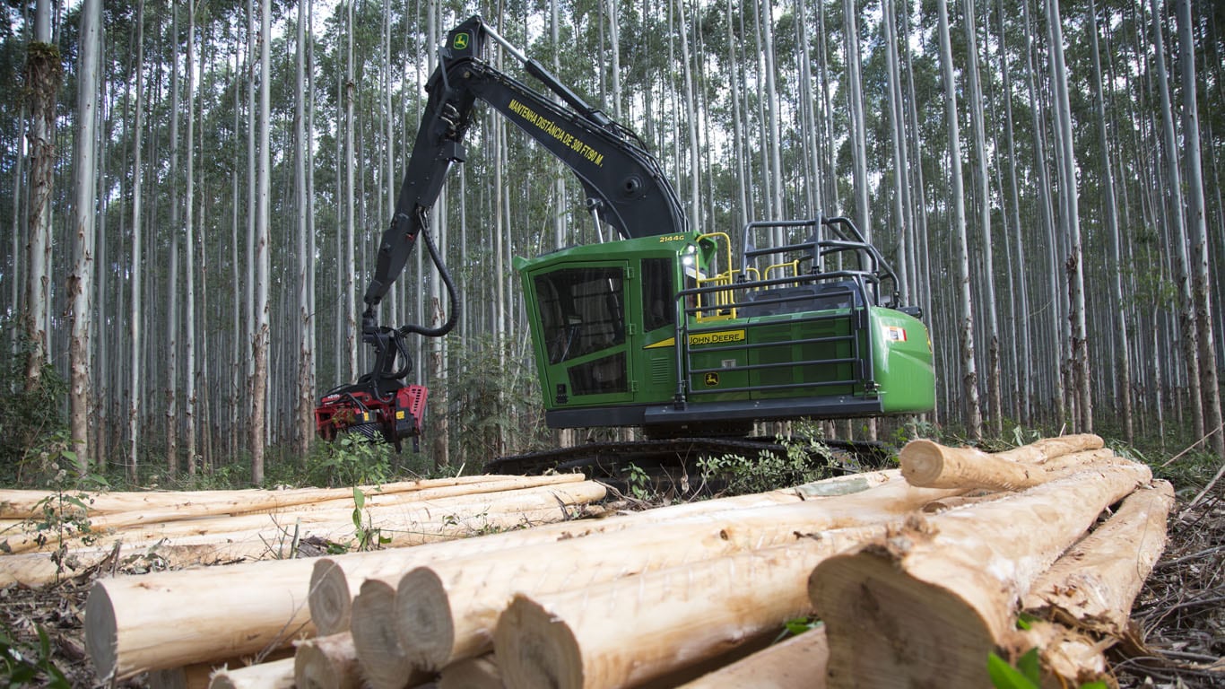 A máquina 2144G da operando em uma plantação de eucaliptos